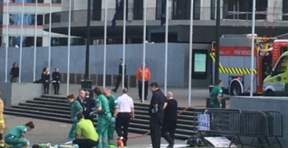 Zapalio se ispred parlamenta