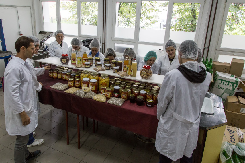 Ученици производе сокове од воћа