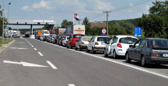 На прелазима чека се до 50 минута 