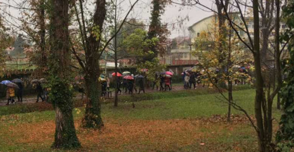 Kiša rastjerala demonstrante