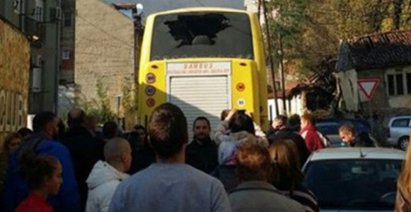 KiM: Kamenovani srpski autobusi