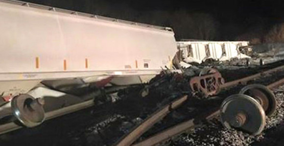 Воз искочио из шина, 17 мртвих