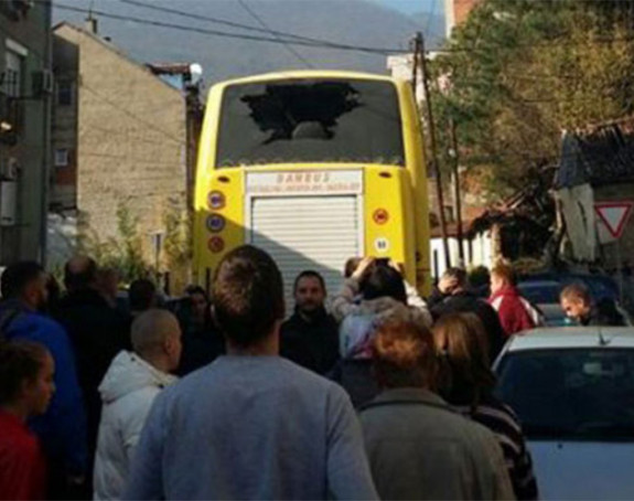 KiM: Kamenovani srpski autobusi