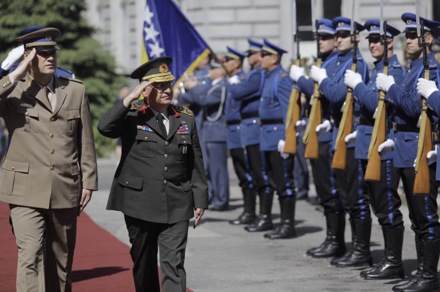 General ima šest puta veću platu od vojnika