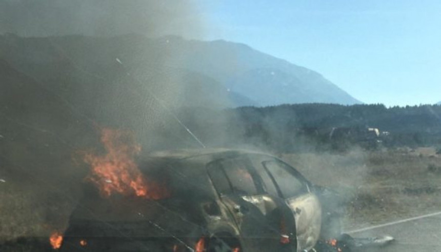 Izgorio automobil u vožnji, nema povrijeđenih