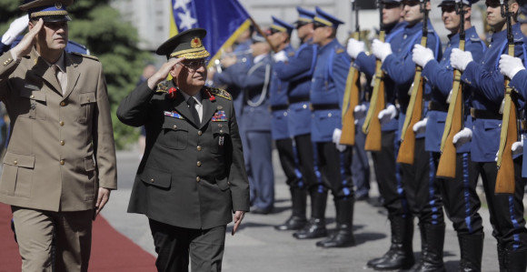 General ima šest puta veću platu od vojnika