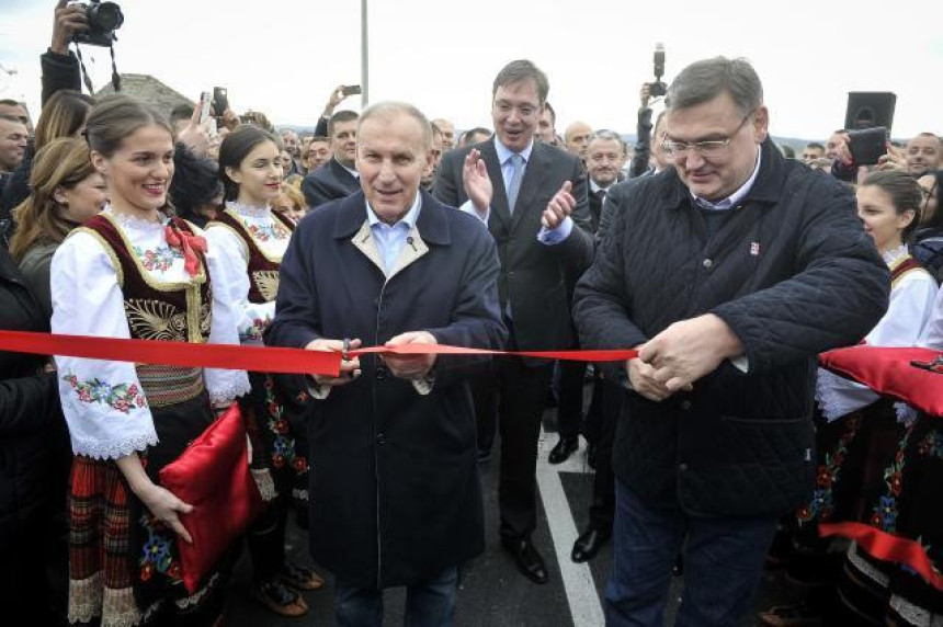 Džajiću pored kuće prošao asfalt