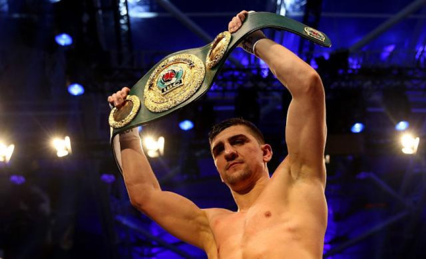 Hukić slomljenom rukom odbranio titulu!