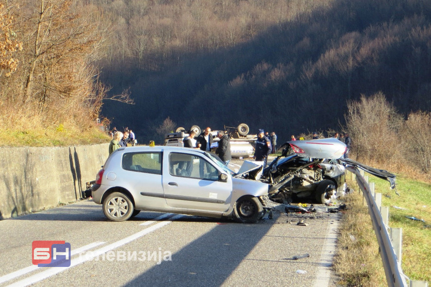 Пет особа повријеђено на путу код Власенице