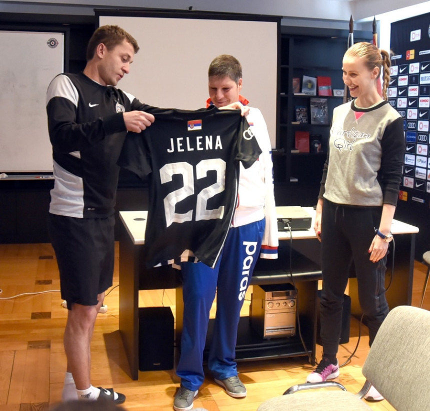 Каква подршка Партизану - свака ти част, дјевојко!