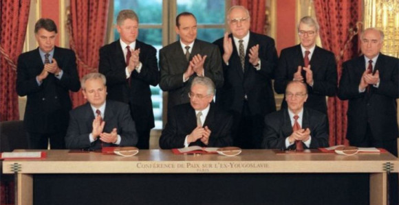 Dejtonom mir uspostavljen 