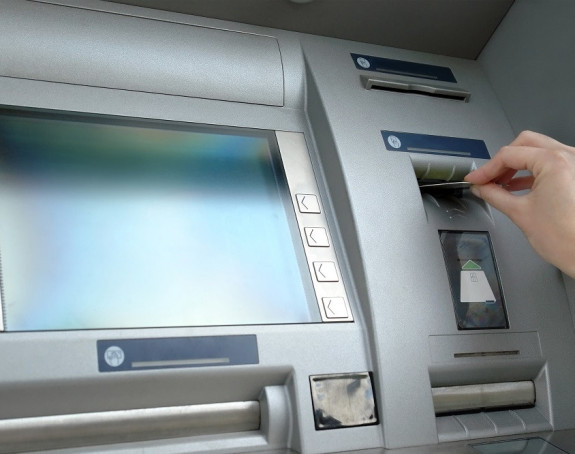 Isjekao bankomat i odnio pare
