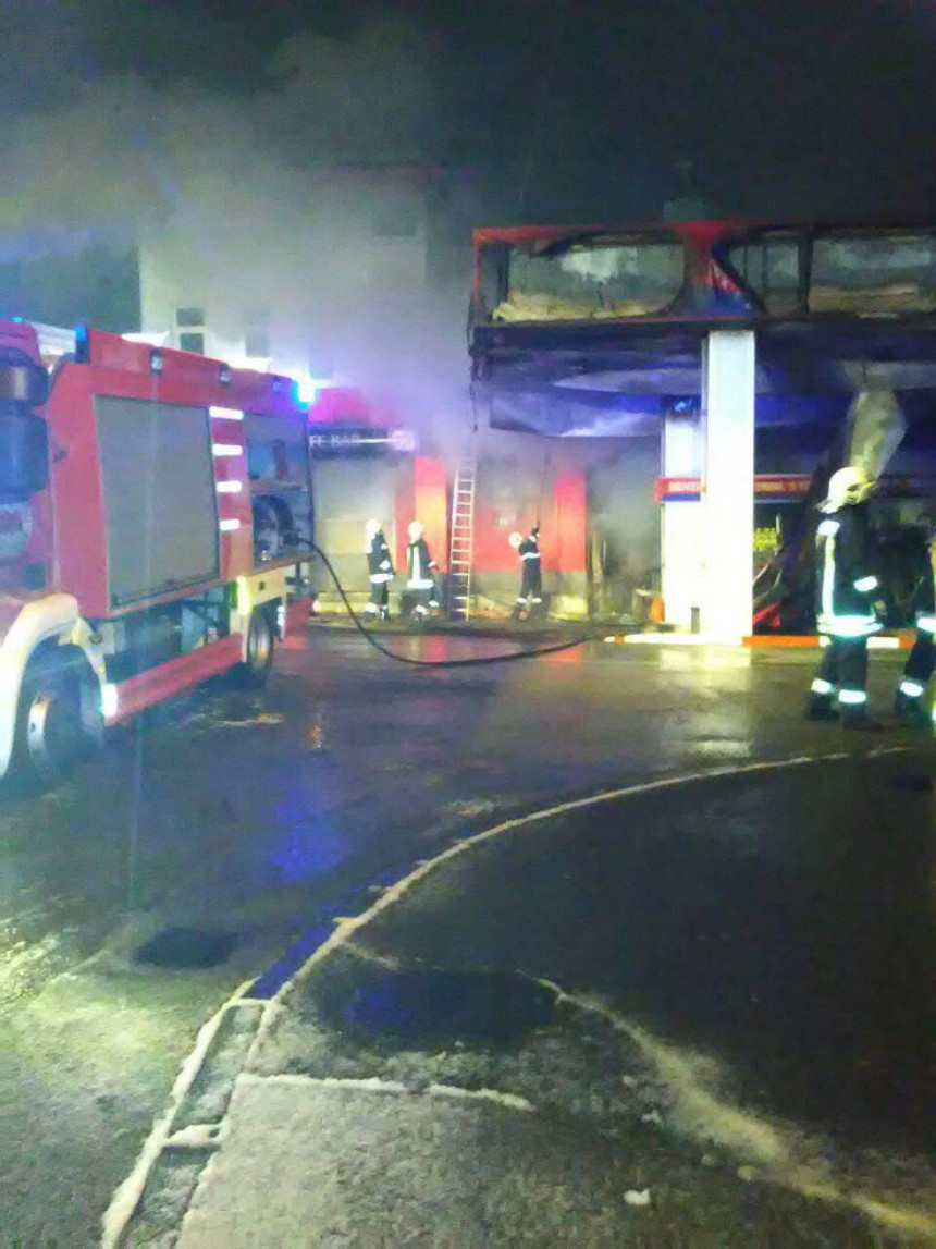 Vezali radnika, pumpu zapalili