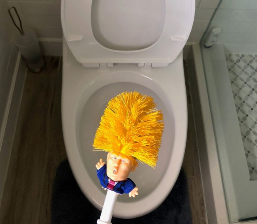 Trampov lik na četki za WC šolju