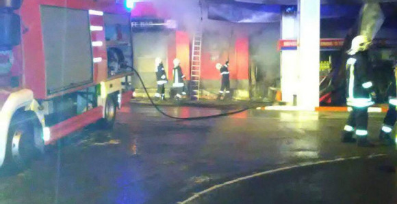 Vezali radnika, pumpu zapalili