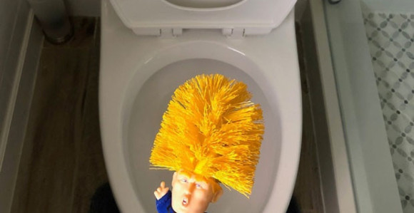 Трампов лик на четки за WЦ шољу