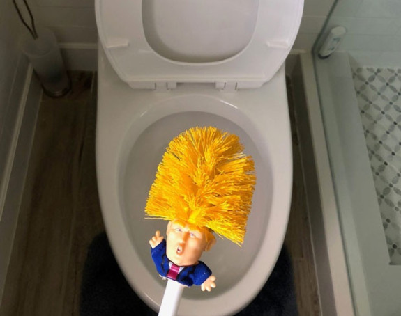 Trampov lik na četki za WC šolju