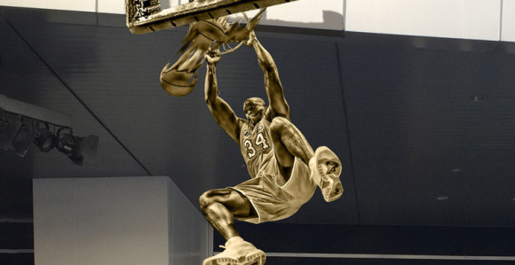 Moćni Šakil, moćna i statua!