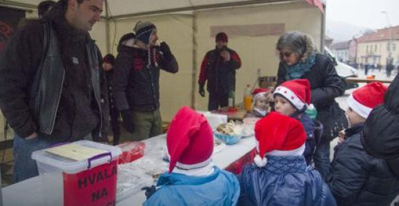 Bajkeri prodaju kolače za paketiće