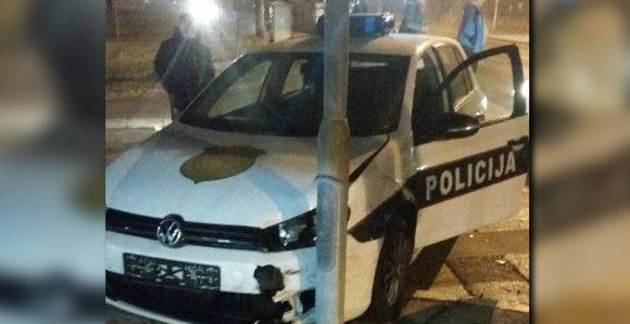 Policija kroz crveno, pa saobraćajni udes