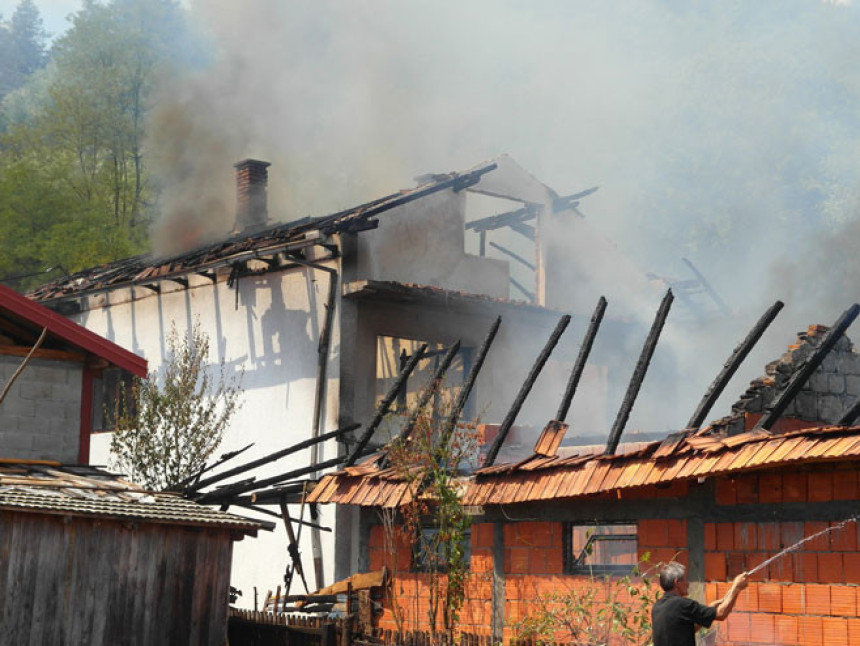 Повријеђене двије особе у пожару