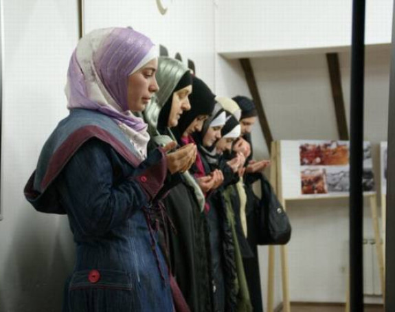 Pritisci da se hidžab vrati u institucije BiH