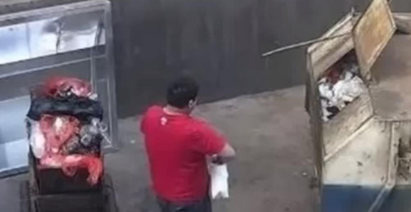 Otac bacio bebu u kontejner