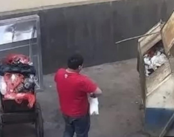 Otac bacio bebu u kontejner