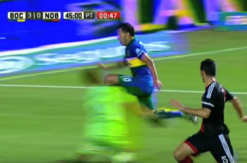 Video: Karlos Tevez slomio vilicu golmanu!