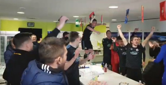 U svlačionici Dinama i srpska trobojka!