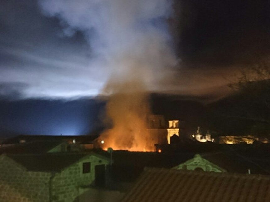 Изгорио спрат хостела у Котору
