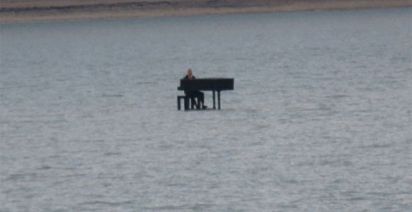 Za klavirom nasred jezera na Blidinju