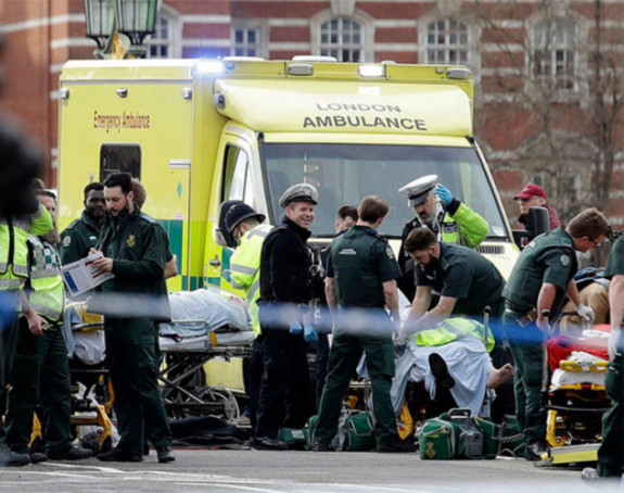 U Londonu četiri osobe stradale