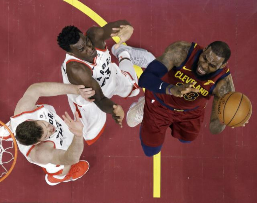 Lebron je i dalje kralj ove igre, Hauard 32+30!