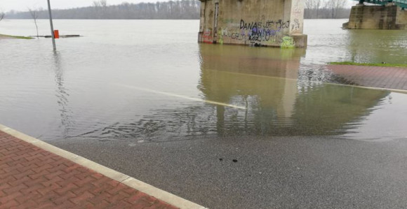 Poplavljen put i 15 objekata 