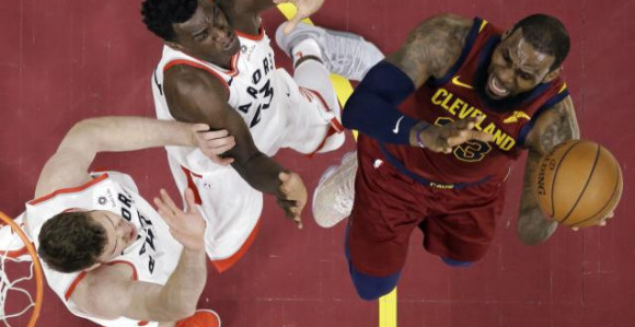 Леброн је и даље краљ ове игре, Хауард 32+30!