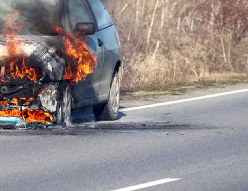„Fiesta“ Goce Božinovske izgorjela u kanalu pored puta