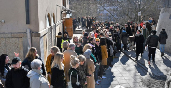 Građani napravili obruč oko džamije