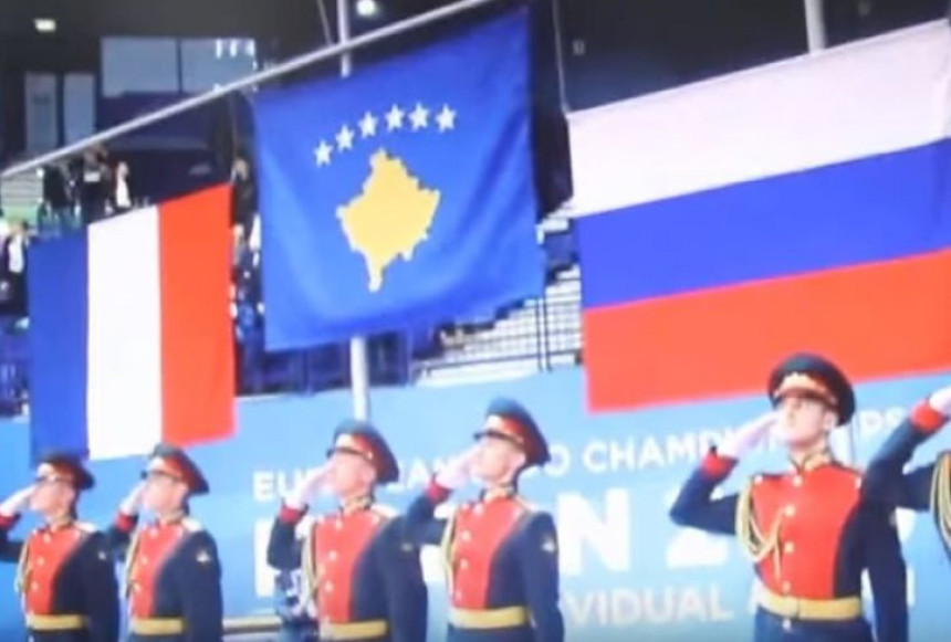 Ruski vojnici salutirali zastavi Kosova?!