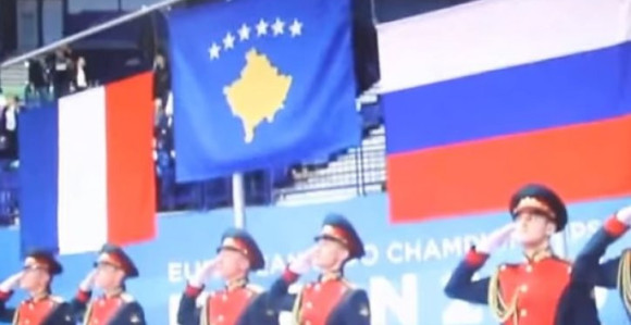 Ruski vojnici salutirali zastavi Kosova?!