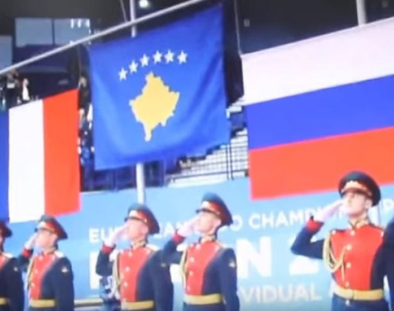 Руски војници салутирали застави Косова?!