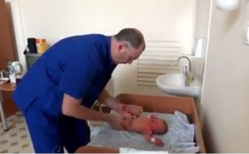 Руски начин прегледа бебе