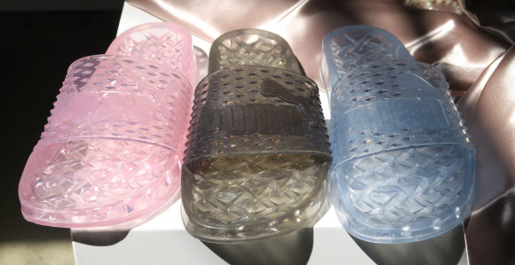 Rijana dizajnirala skupu verziju papuča za pijacu