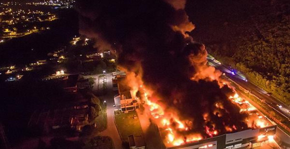 Mostarski Bingo izgorio do temelja