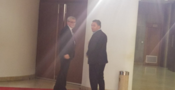 Uzaludna ljubav SNSD-a i SDA?
