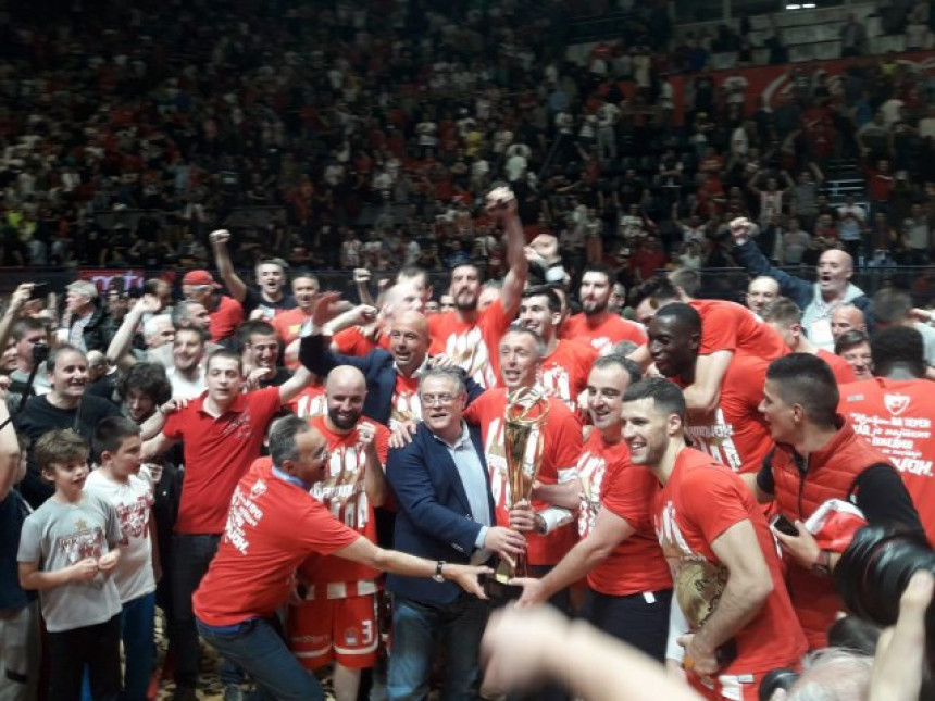 Haos, kašnjenje, pa demoliranje sa +43! Zvezda opet u EL!