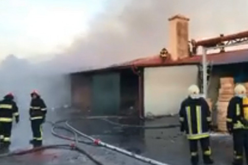 Veliki požar u fabrici papira 