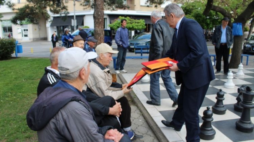 Мићићев поклон пензионерима