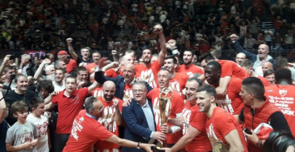 Haos, kašnjenje, pa demoliranje sa +43! Zvezda opet u EL!