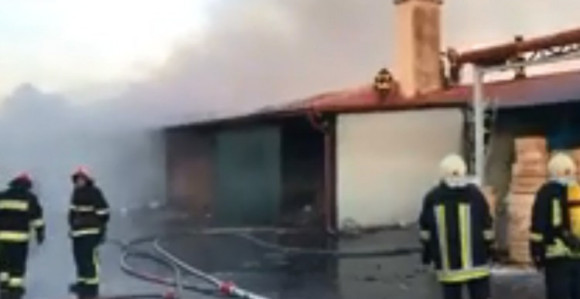 Veliki požar u fabrici papira 